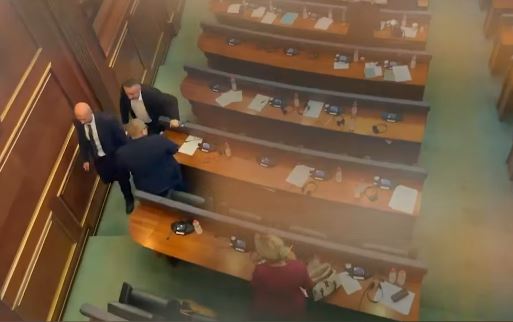 Deputetët serbë lëshojnë sallën pas vendimit për sulmin terrorist në Banjskë