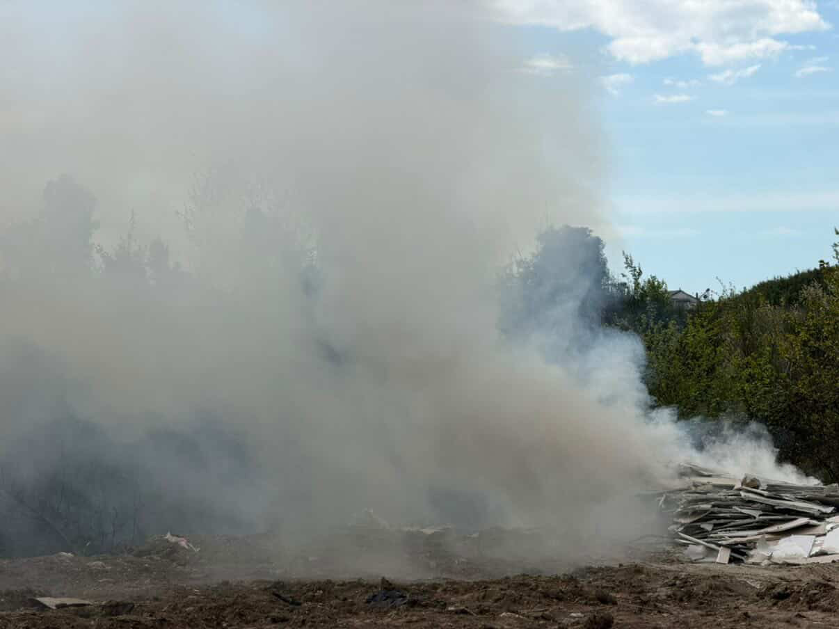 Krim mjedisor në Çerkezë  Natën hidhen mbeturina në lumë  ditën i djegin