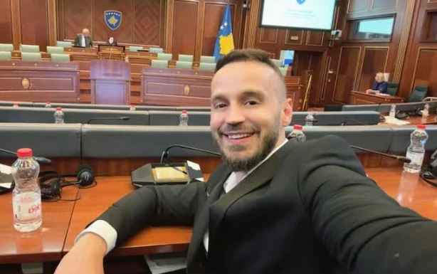 Reagon Fatos Geci, shprehet pishman për gjuhën në Kuvend por prapë godet Thaçin: Përtej respektit për UÇK, s’mund të kem edhe për individë