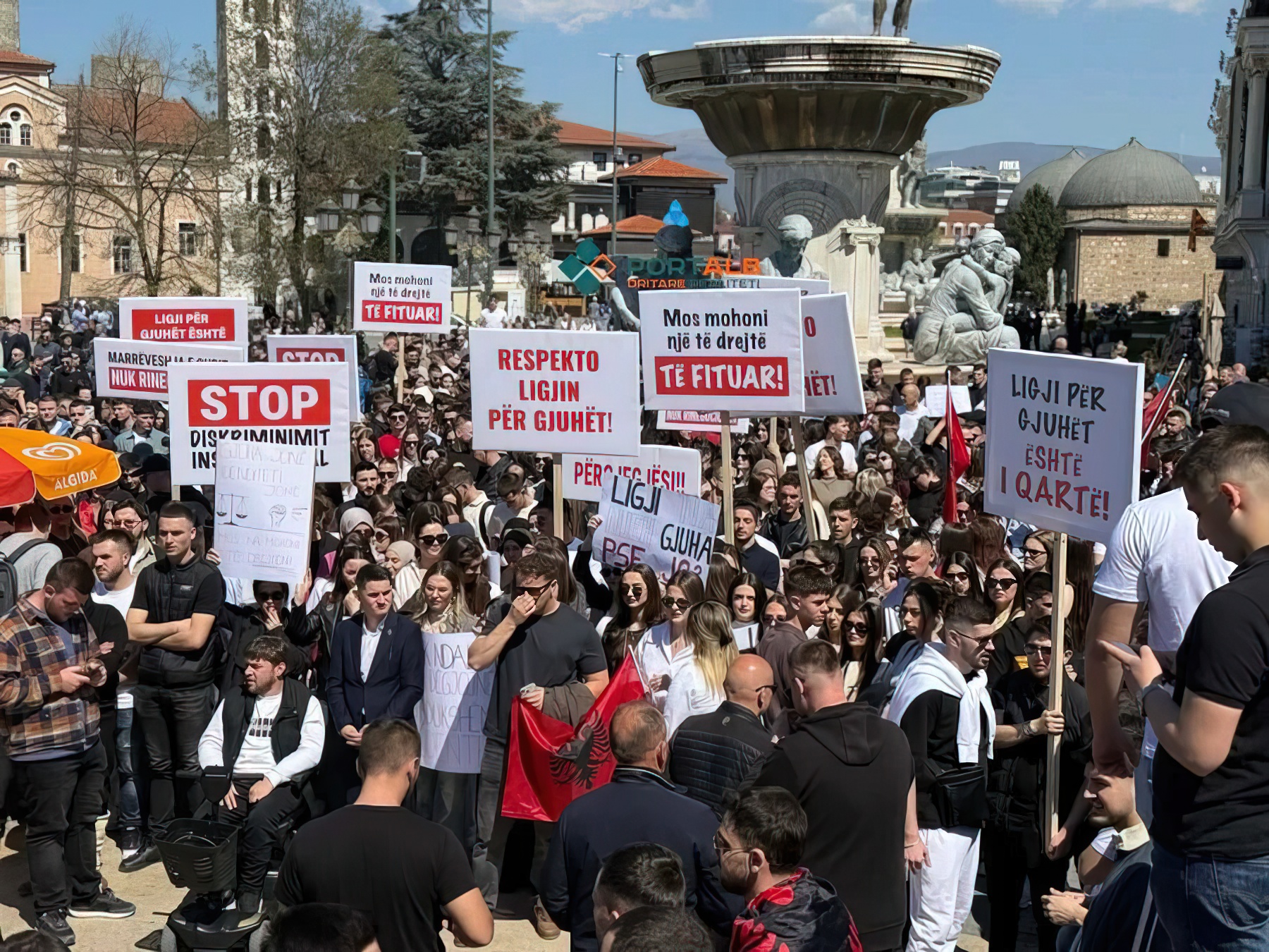 Nuk i lejohet të japin provimin në gjuhën shqipe  studentët  pushtojnë  Shkupin