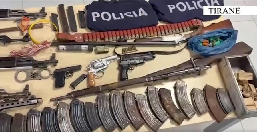 Ish ushtaraku në Picallë u shiste armë grupeve kriminale  iku me vrap sa pa policinë