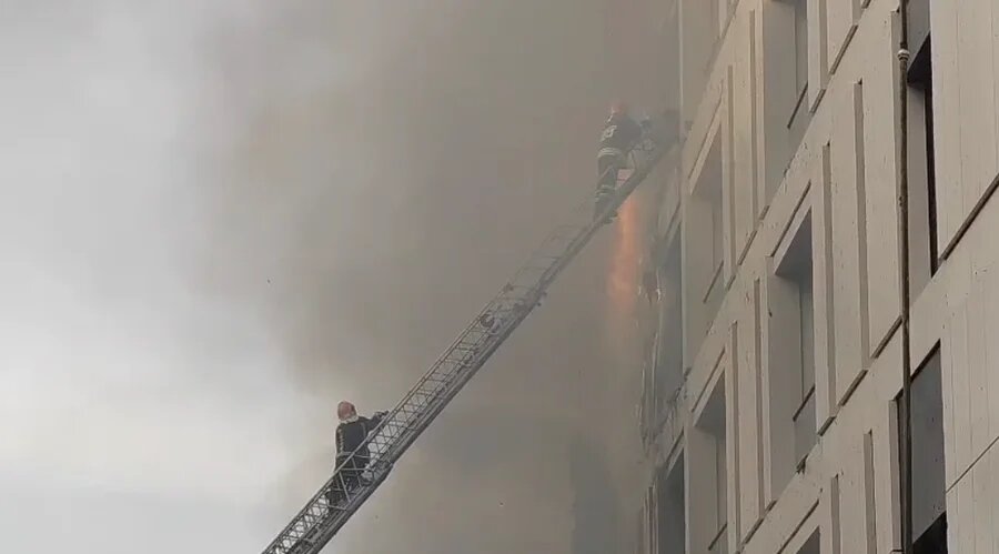 Vijon beteja me flakët  asfiksohen dy qytetar dhe dy zjarrfikës  nuk dihet gjendja e tyre shëndetësore