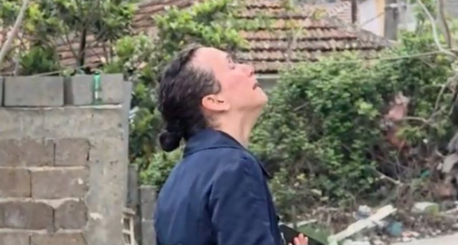 Banorja në lot kur sheh pallatin e djegur te  Arlis 