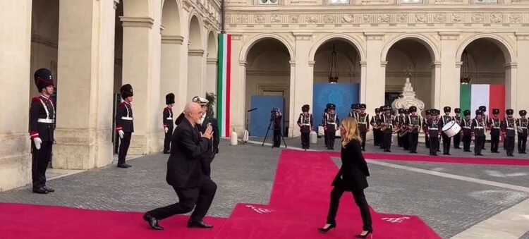 Rama i ulet sërish në gjunjë Melonit  puthje dhe përqafime