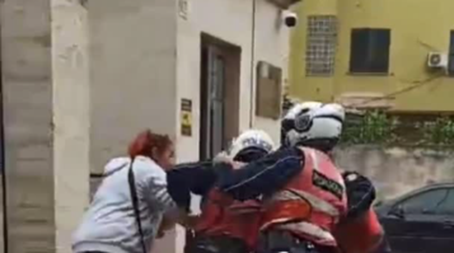 Gruaja në Tiranë tenton t i vërë flakën vetes  Rrugorja e shpëton