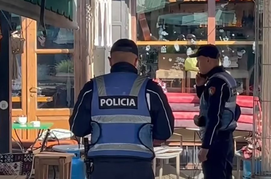 Pronarët e lokaleve në Korçë përleshen me karrige  përdorin edhe thika