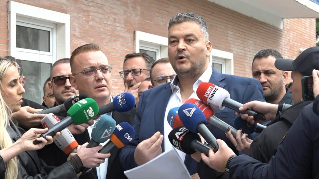 Plas brenda PD-së, të përjashtuarit duan ballafaqim me Sali Berishën!