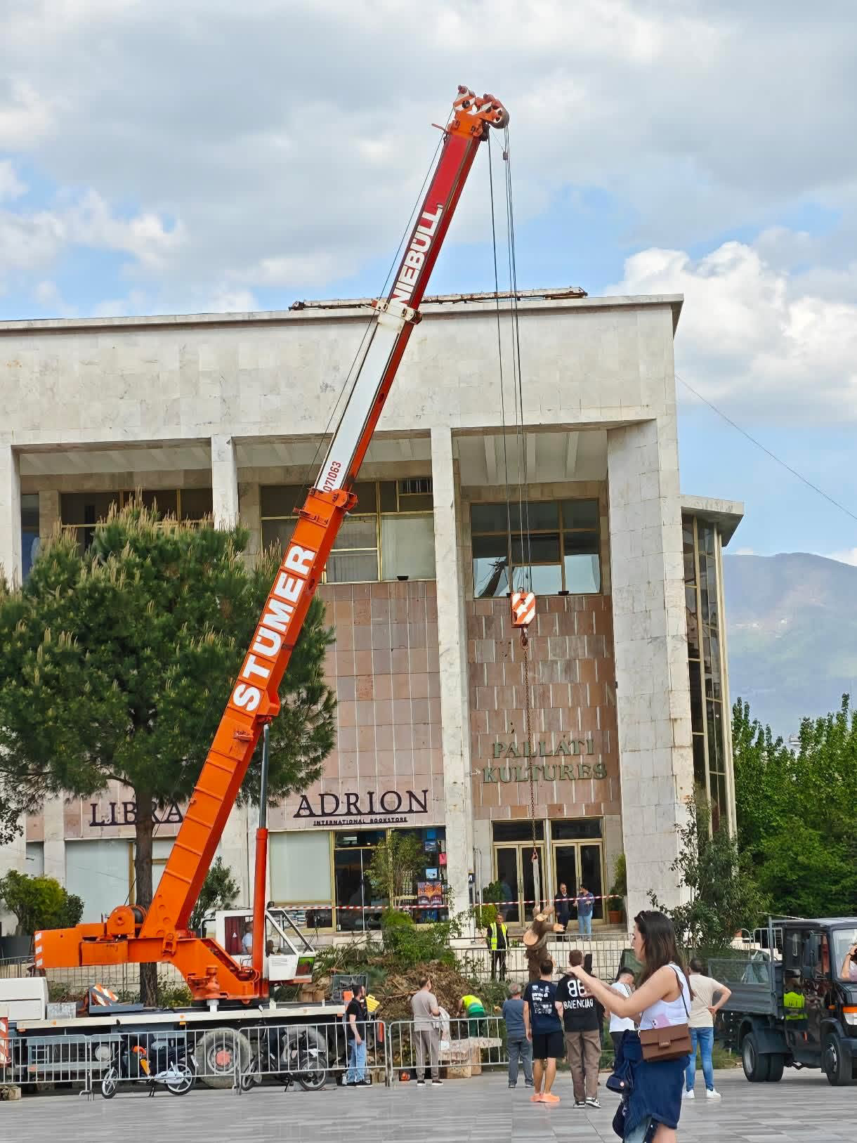 Pema shumëvjeçare para Operas  sakrifikohet  për një pusetë 