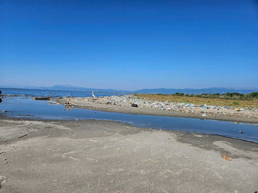 Plazhi në Adriatik i papastruar, i mbushur plot me mbeturina e plastikë