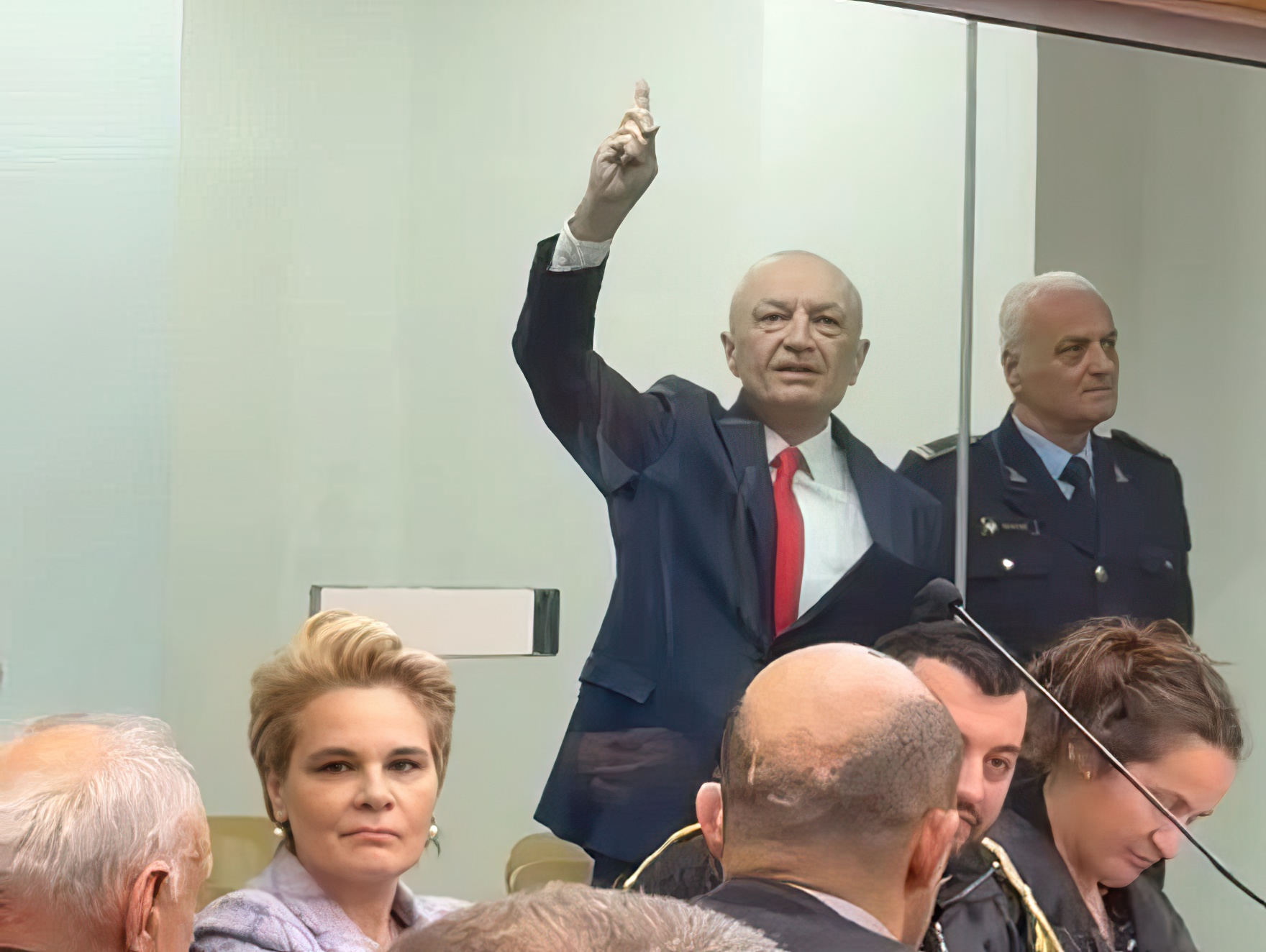 Mona i kthen kurrizin ish-burrit! Avokati i Metës: Ai po e ‘ha’ për shkak të saj