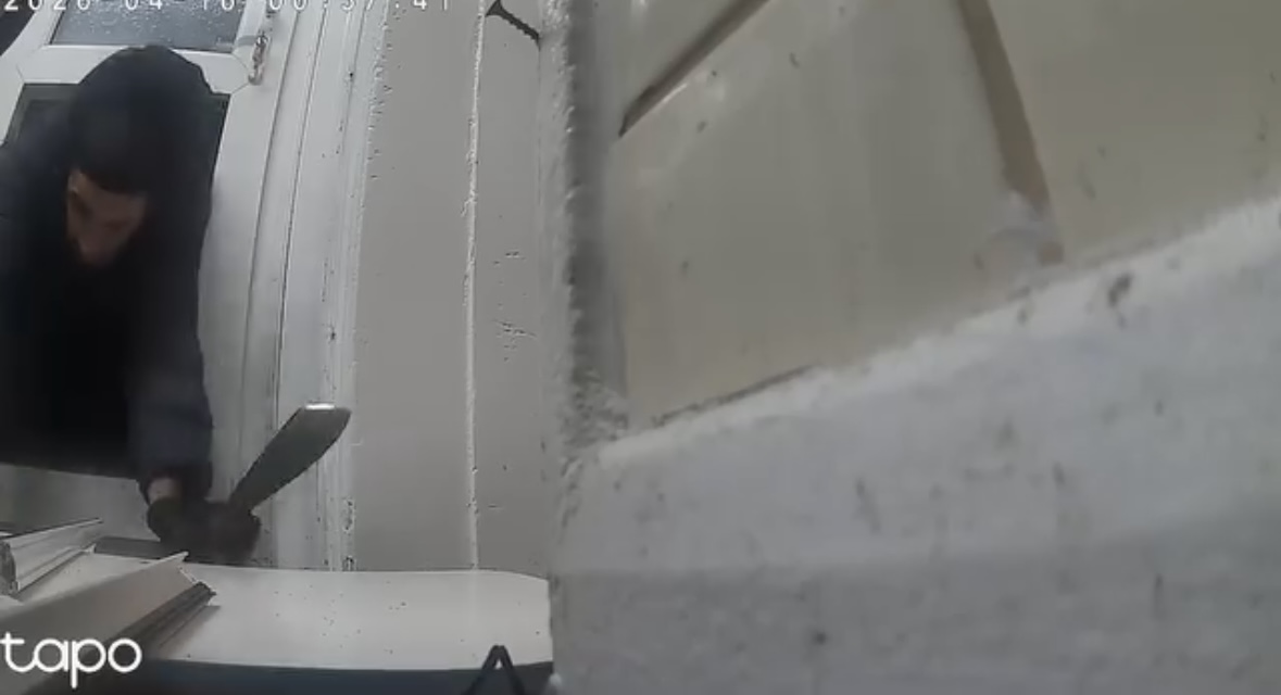 Shqiptari me hanxhar i thyen  shtëpinë  patriotit  i vjedh 50 mijë £ mall