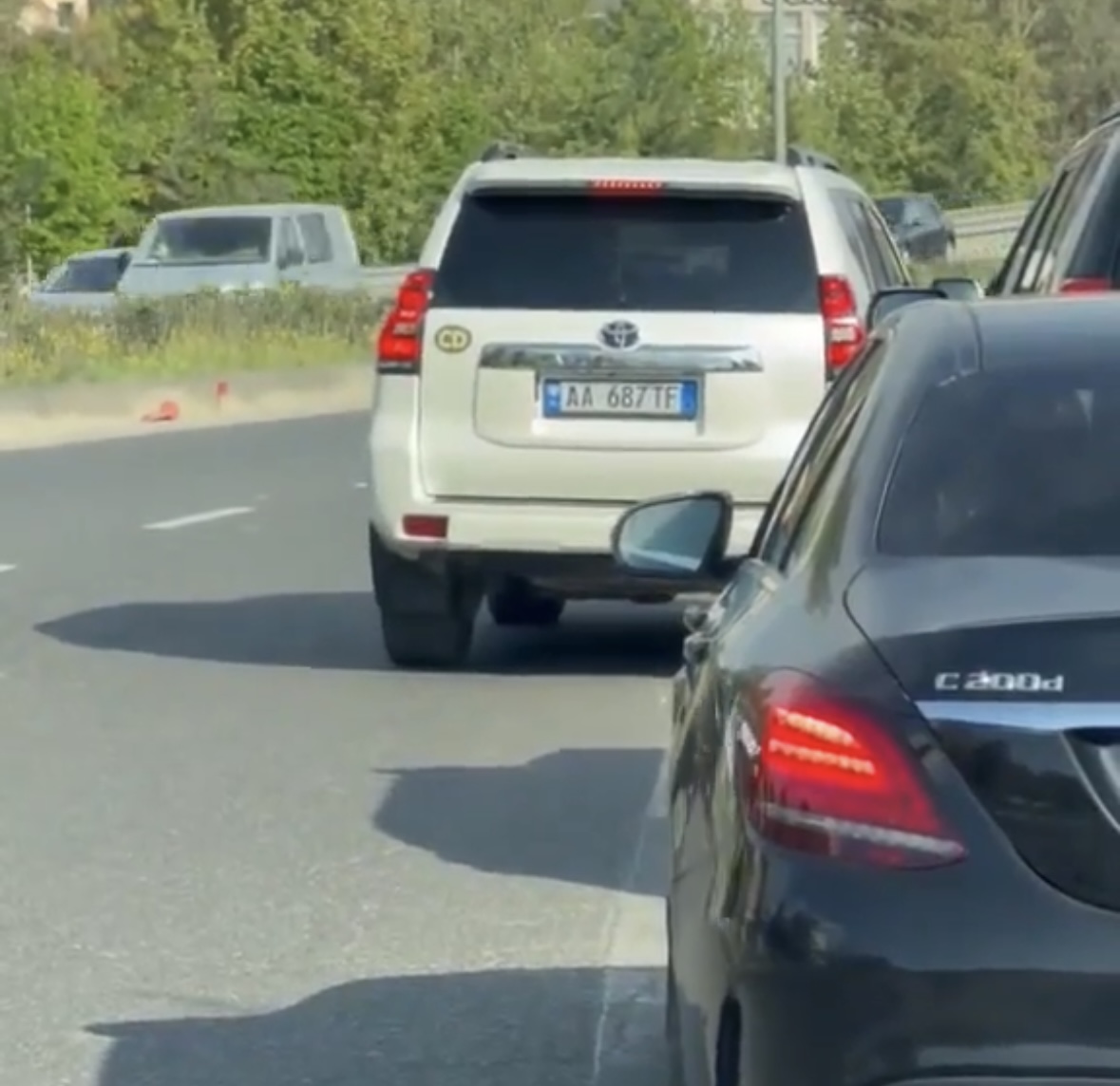  Ne njerëzit e thjeshtë presim në radhë  ja si futet ky i zgjuari me Toyota 