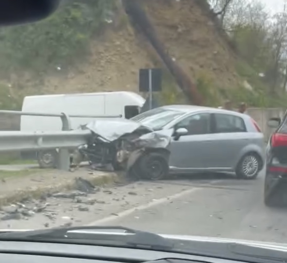 Aksident i rëndë në aksin Maqellarë-Peshkopi, 3 makina përplasen kokë më kokë