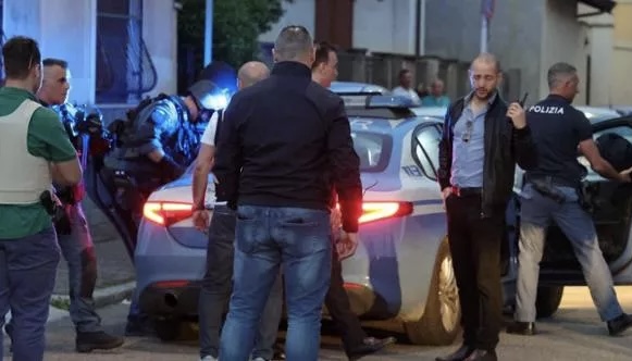 Shqiptari hyn i armatosur në shtëpinë e fqinjit, plagos kujdestaren dhe sfidon policinë