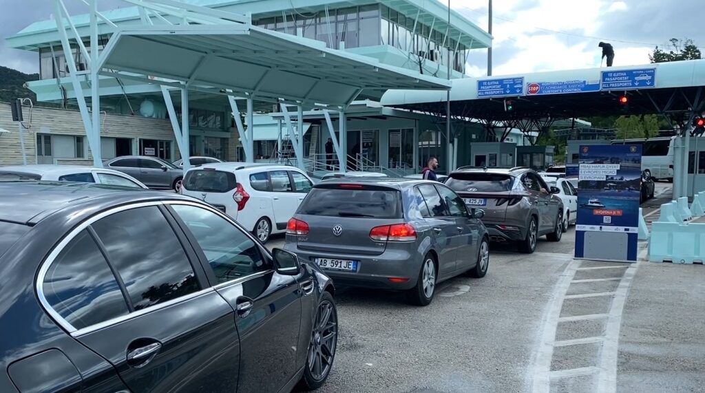 Bie sistemi i ri në Kakavijë! Kaos dhe radhë kilometrike prej disa orësh