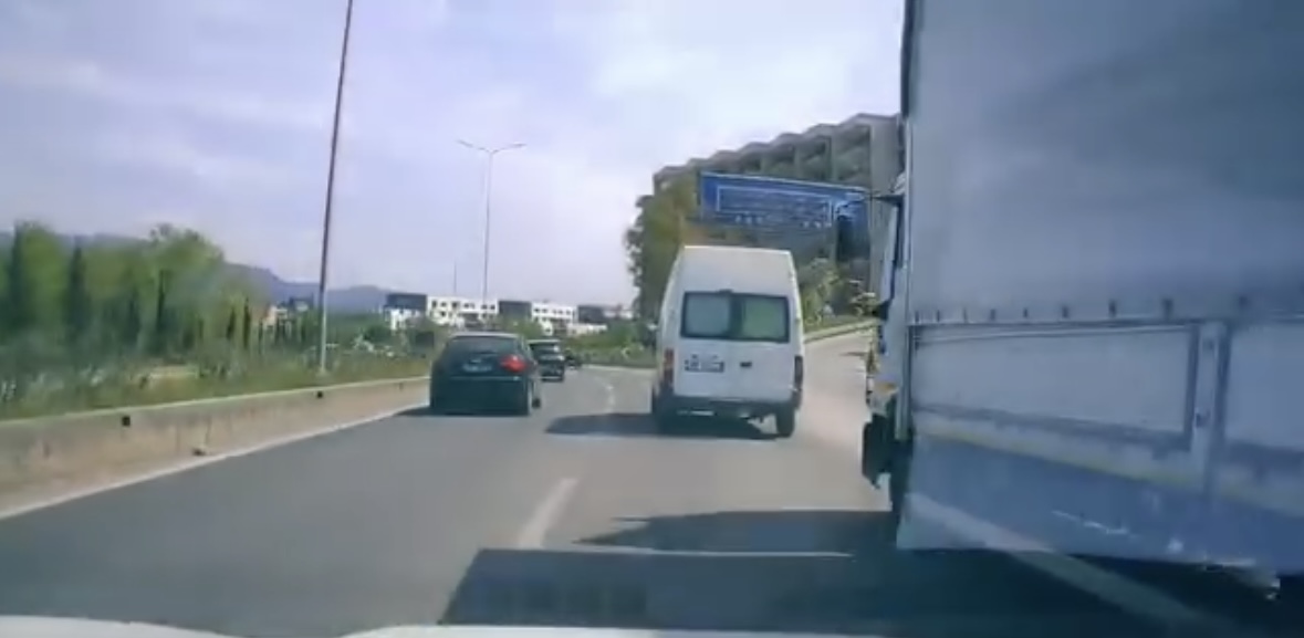 Kamikazit me kamion s i punojnë pasqyrat  i pret rrugën tjetrit pa parë fare