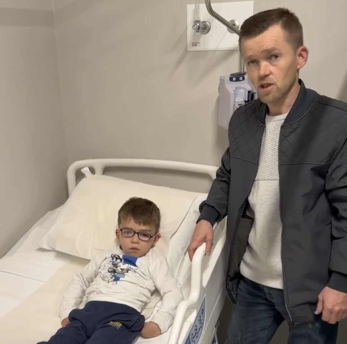 Azemi 5 vjeçar ka nevojë për ndihmë që të ecë njësoj si bashkëmoshatarët