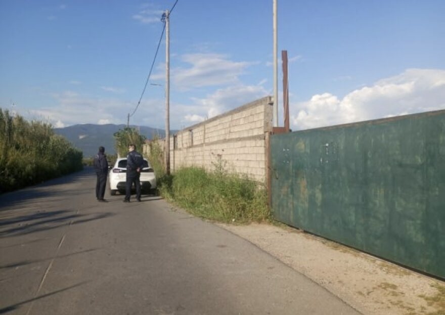 Vrasja e 44 vjeçarit shqiptar në Greqi  Trupi i pajetë u gjet në një stallë  arma ende jo