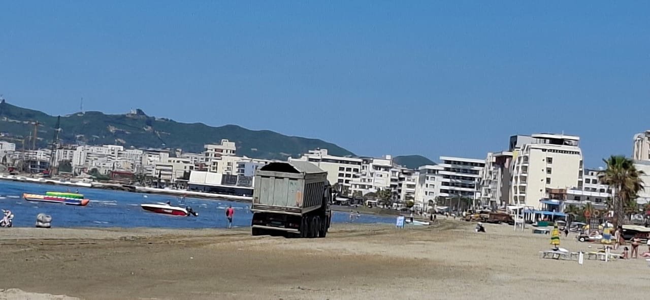 Kamionët në plazhin e Durrësit shqetësojnë turistët  Jemi të zhgënjyer  ikëm menjëherë