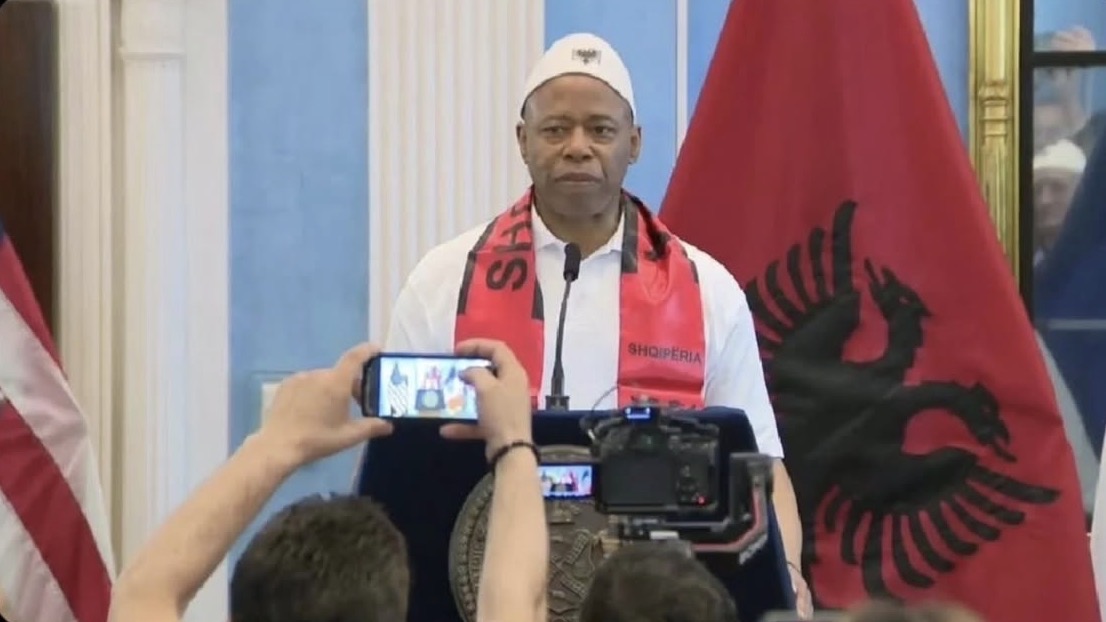 Ish kryebashkiaku i New York bëhet shqiptar  Merr nënshtetësinë