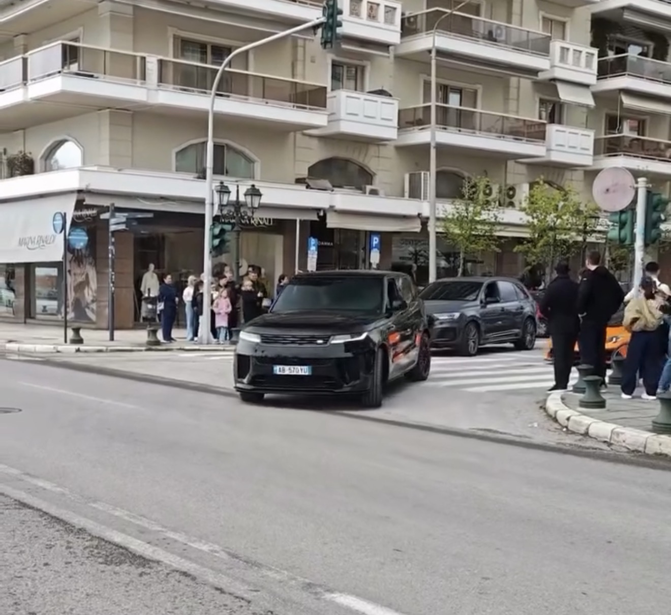 Shqiptarët çmendin grekët me mjetet luksoze në rrugët e Selanikut