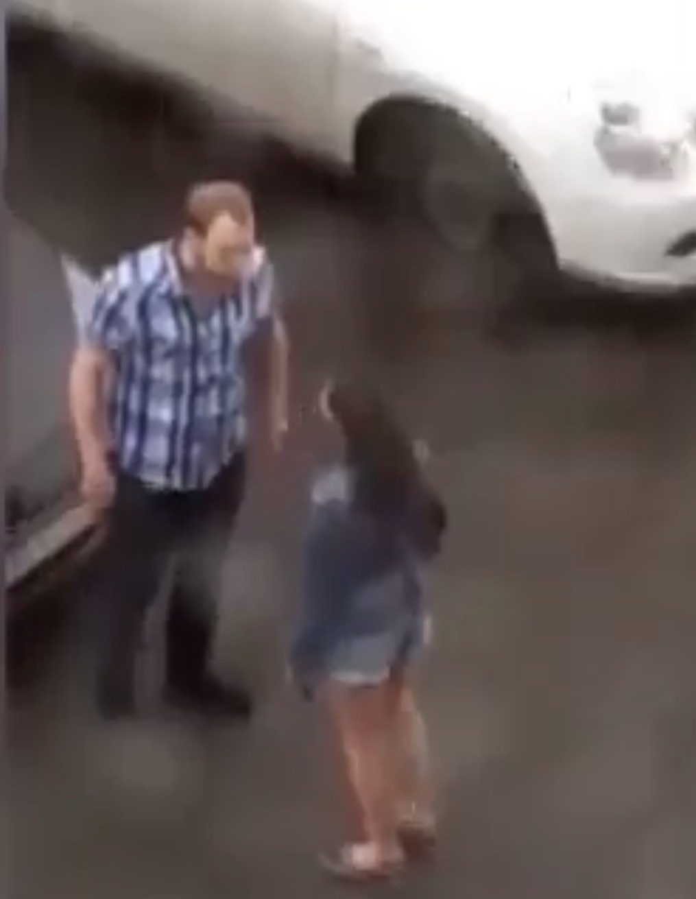 Gruaja rreh burrin me grushte në mes të rrugës  Më pas puthen plot pasion