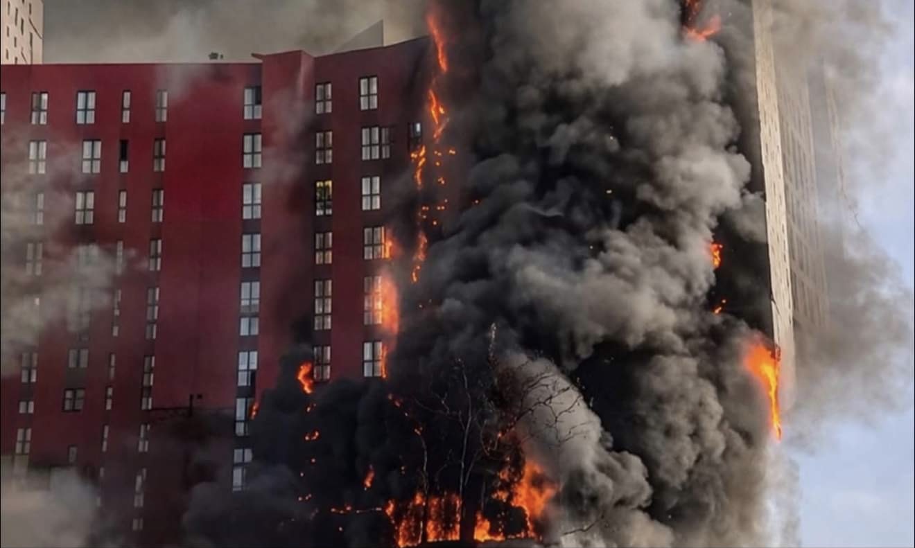 30 apartamente u shkrumbuan  Banorët në qiell të hapur