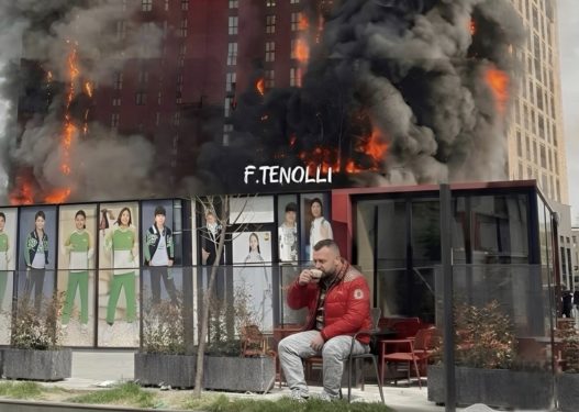 Qytetari me xhup të kuq filmohet duke pirë kafe poshtë pallatit që digjet