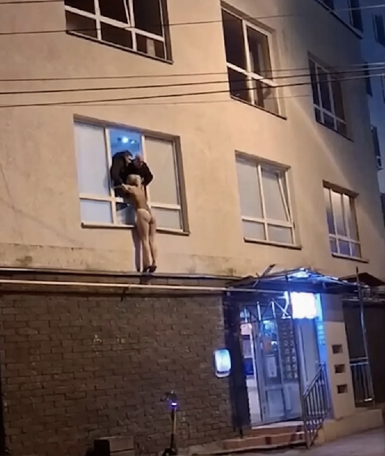 Momenti shokues kur prostituta e zhveshur tenton t’i arratiset policisë nga dritarja