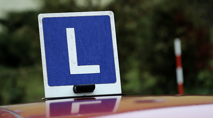 Pas 9 vitesh dhe 138 dështimesh  i riu kalon provimin e patentës në përpjekjen e 139 të