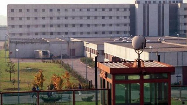 Furnizonte të burgosurit me telefona dhe para  infermieri shqiptar në Milano kapet mat