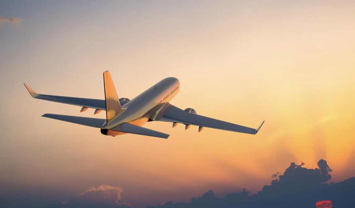 Lufta në Iran rrit çmimet e fluturimeve dhe ul numrin e tyre