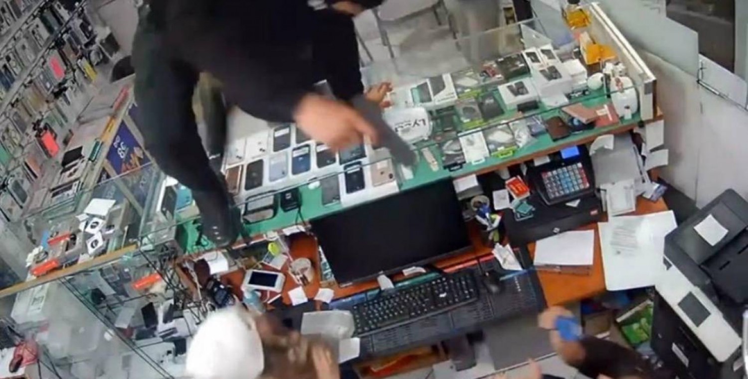 “Dove la soldi”, shqiptarët e armatosur mësyjnë në dyqan dhe vjedhin 15 iPhone dhe 20 celularë