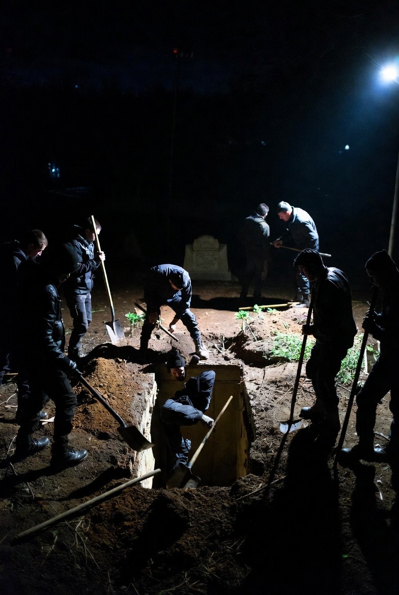 Pak muaj pas vdekjes  hajdutët tentojnë të grabisin një varr në Tale