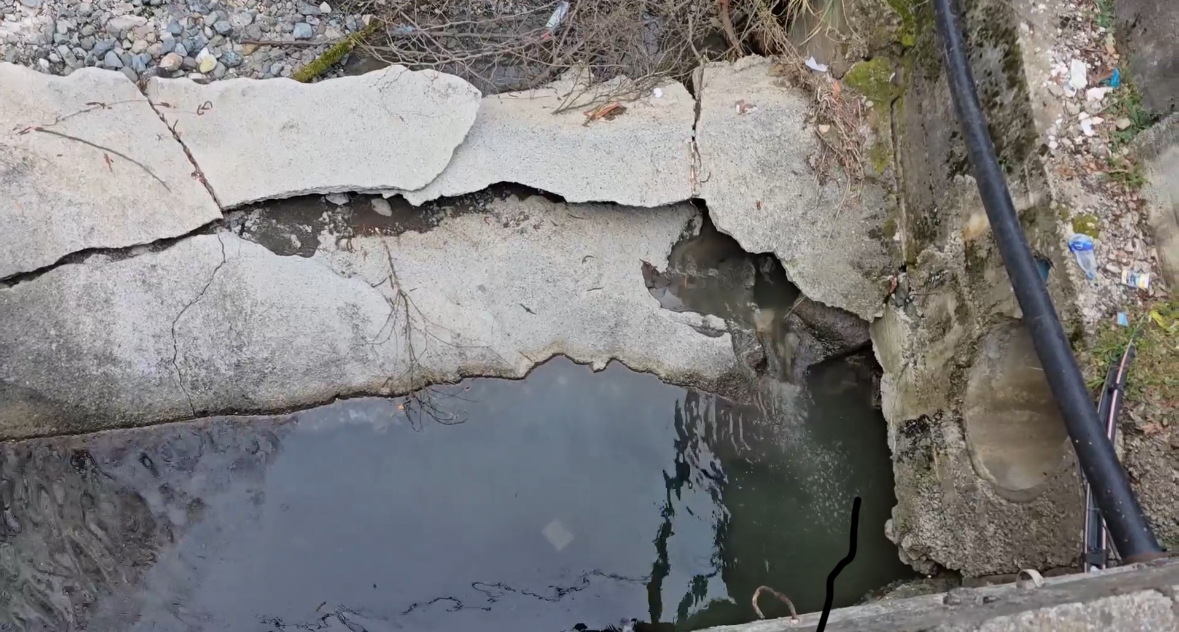 Kolektori i ujërave të zeza i shkatërruar prej 2 vitesh, banorët e Rrëshenit në mëshirë të fatit