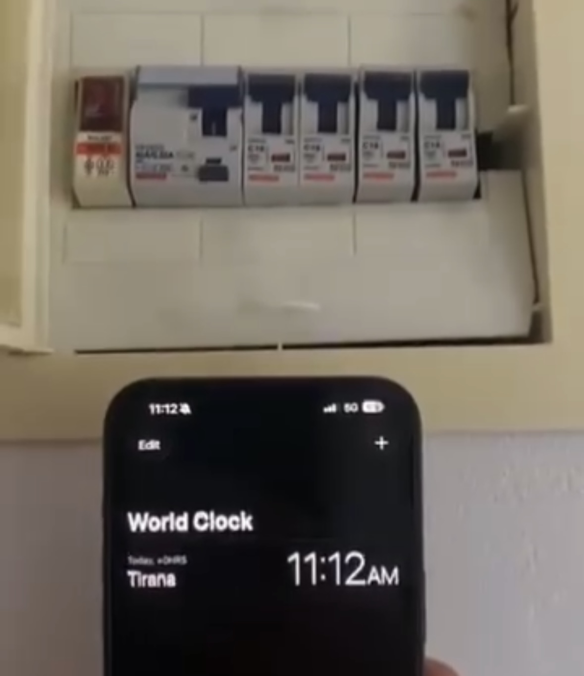 Banorët e Laçit pa drita edhe sot për Pashkë  qytetari  Turp  s japin as informacion