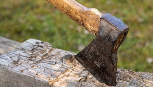 35 vjeçari në Berat kërcënon me thikë babë e bir  i mituri e godet me sëpatë