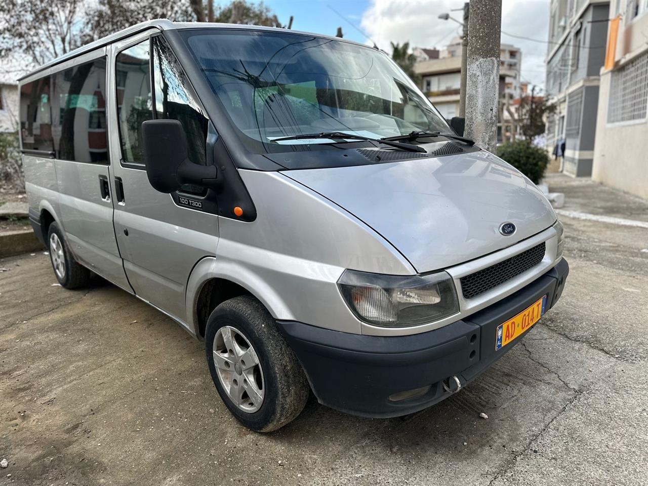 Furgonët pa licencë po rrjepin qytetarët  Çmimi i biletës dyfishohet papritur në Kurbin