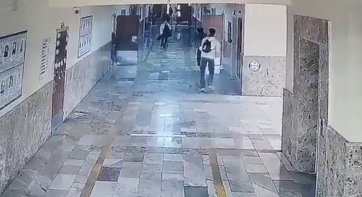 Momenti kur 19 vjeçari futet me armë në ish shkollën e tij dhe qëllon këdo që i del para