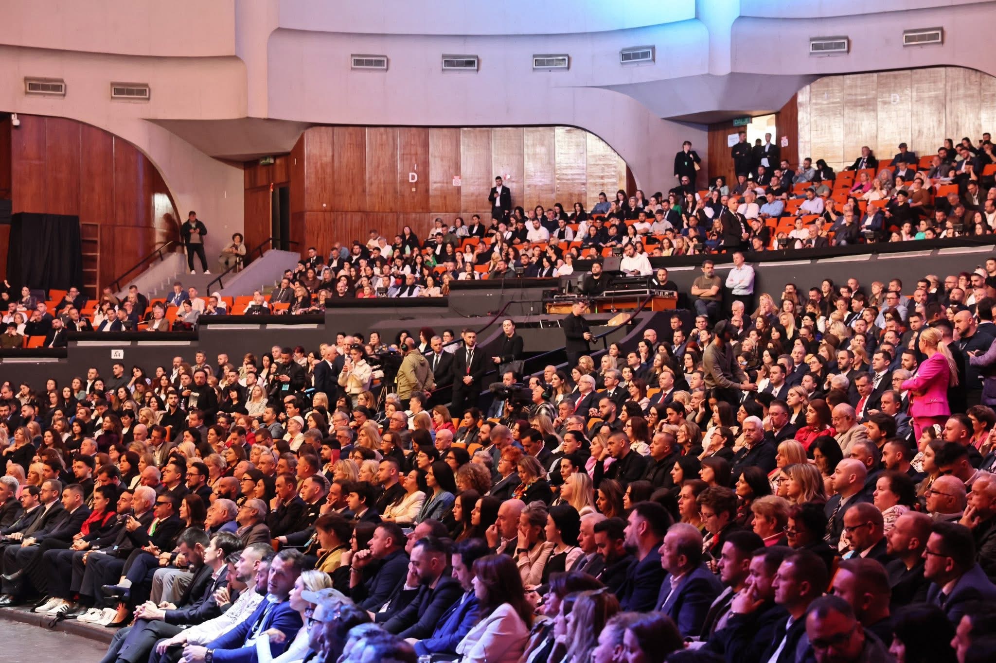  Samiti i Diasporës plot me punonjës bashkie  Na morën me forcë nga puna me listë prezencë 