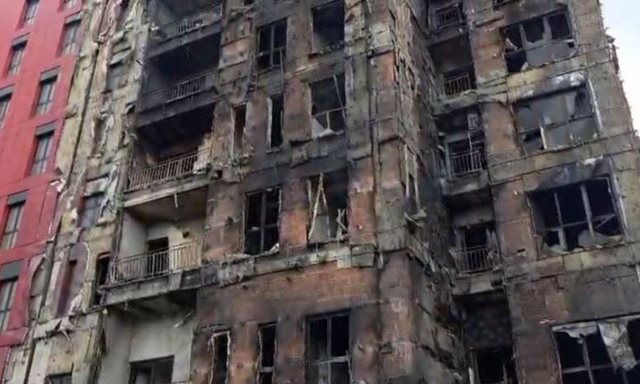 Flakët shkrumbuan fasadën e pallatit në Tiranë, 30 apartamente të prekura