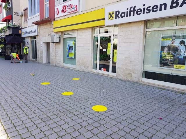  Na hoqën ndihmën ekonomike për 600 lekë   Studentët denoncojnë praktikën në Raiffeisen Bank