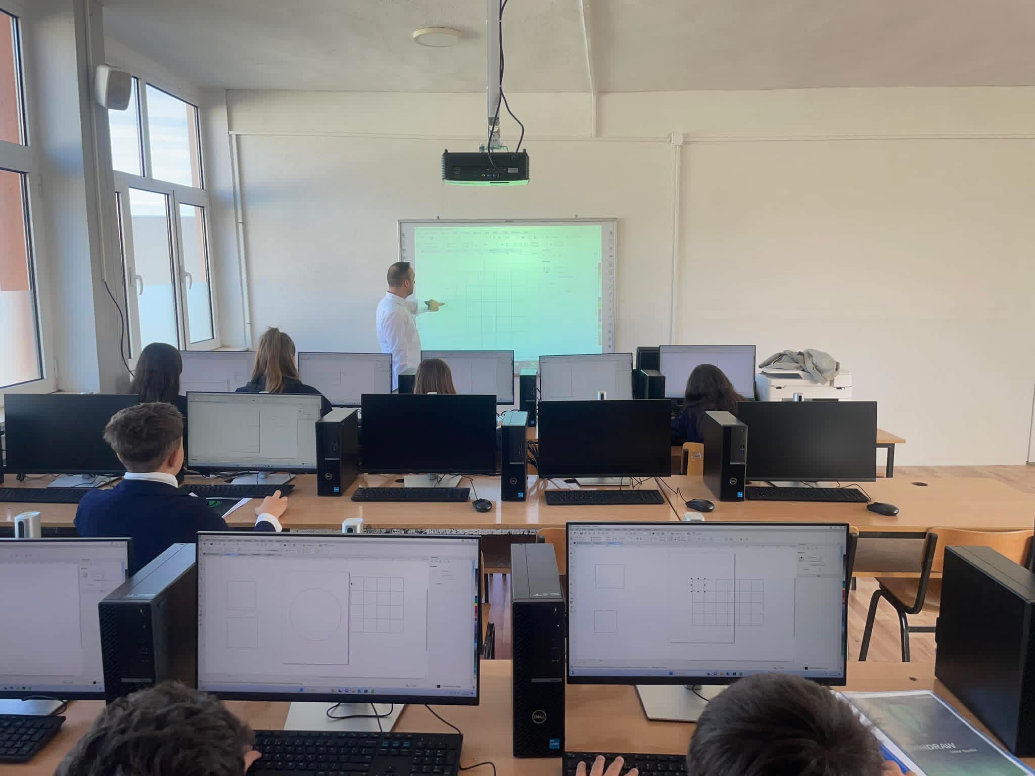 Zhduket mësuesi në Tiranë  boshatis laboratorin me 26 laptopë dhe merr çelësin me vete