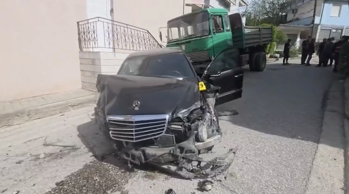 Aksident në Gjirokastër  shoferi i dehur i bashkisë përplas me kamionçinë 7 makina