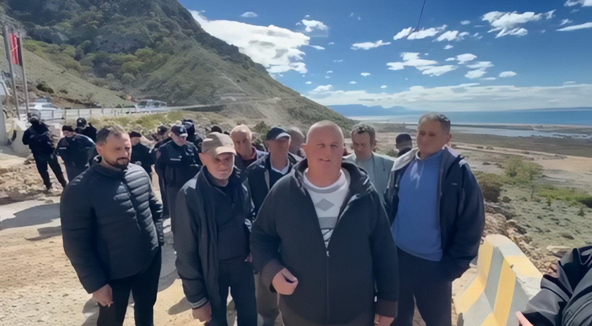 Muaj i tretë në protestë  policia nuk lejon banorët të futen në pronën e tyre