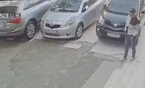  S është hera e parë   i riu me kapele hap bagazhin dhe vjedh këpucët