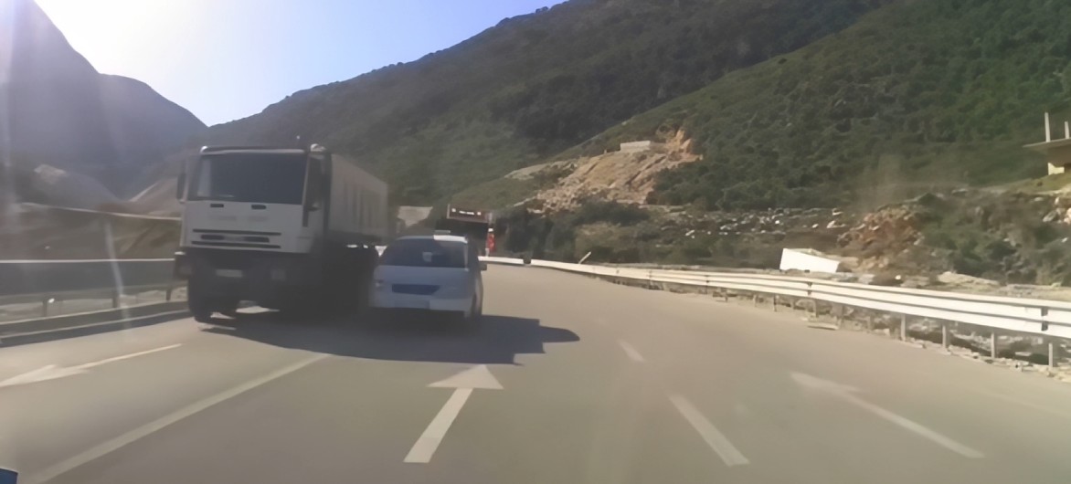 ‘I forti’ me targë AB 195 BG kryen parakalim “vdekjeprurës”, shoferi tjetër shpëton për fije