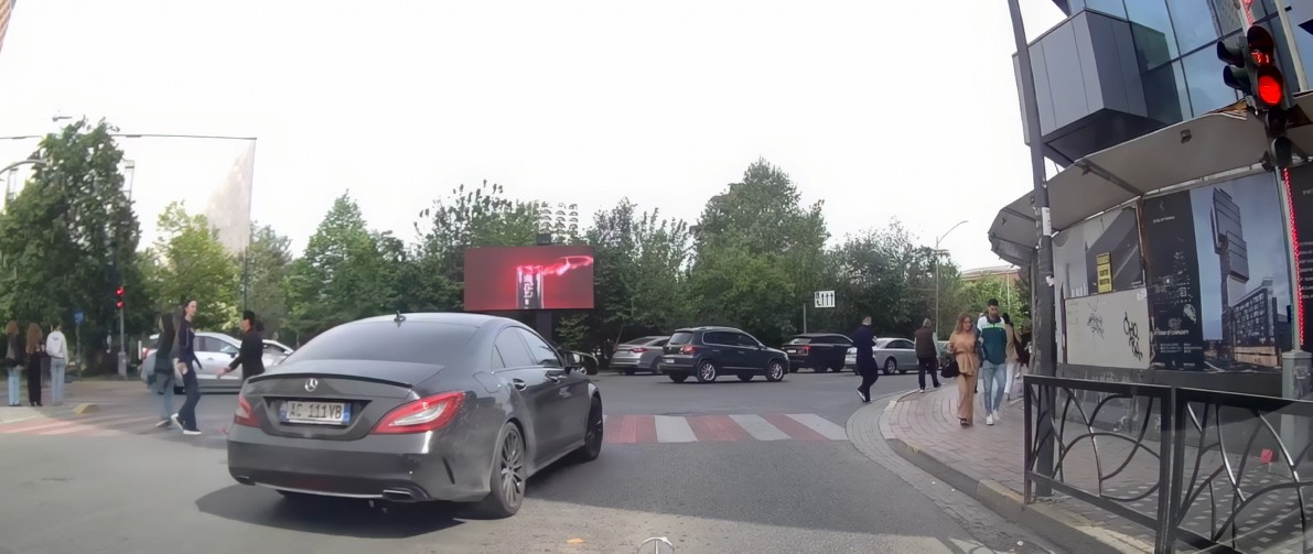 Gangsteri  daltonik  me  Benz   futet me të kuqe dhe rrezikon qytetarët