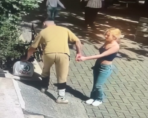 Dashuria të verbon  çifti ngatërron rrugën me koshin e plehrave