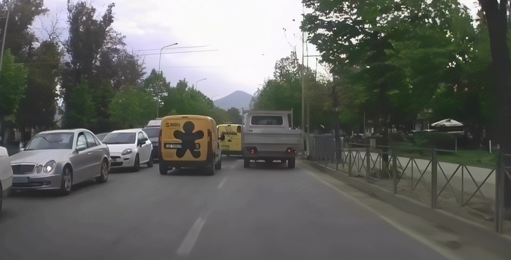 Formula 1 në rrugët e Kombinatit, furgonat garojnë dhe futen me të kuqe